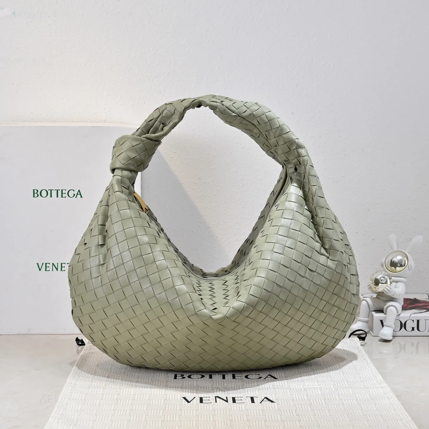 Batch 2360 #JODIE Oversized size comes out~ The shape is still the same fashionable and good-looking. It is made of classic sheepskin weaving. The iconic weaving has always been the most proud design of BV. The soft shape is super suitable for concave shapes~ Not only the size has been changed, but the quality details are also more refined. The shape is more round and Q. The large size has more styles. It is not only practical and can fit everything, but also can carry Jodie’s fashionable concave shape. It is really practical and fashionable. It is awesome in capital letters!  Size: 54*50*20cm Model: 6699